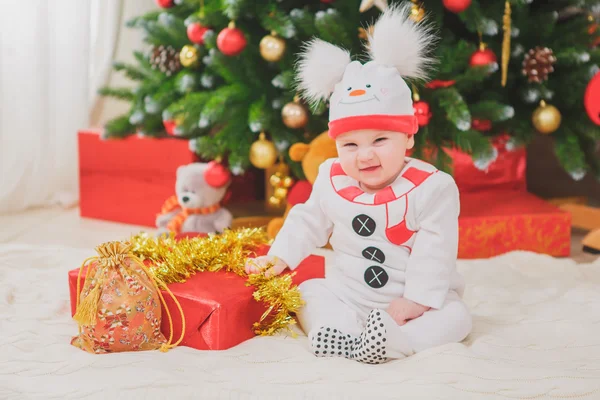 Bambino con costume pupazzo di neve con albero di Natale — Foto Stock