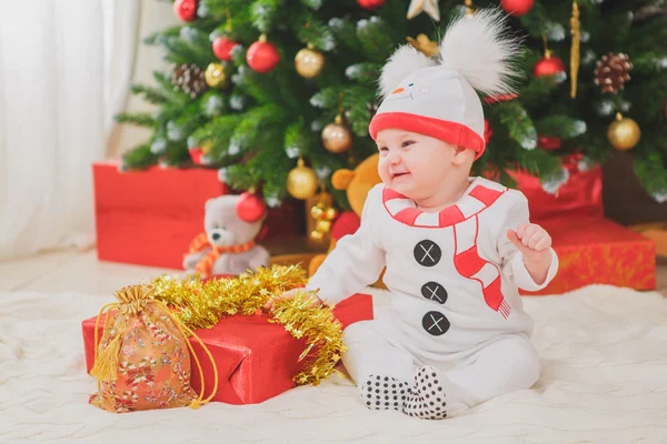 Baby mit Kostüm Schneemann mit Weihnachtsbaum — Stockfoto