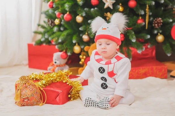 Bambino con costume pupazzo di neve con albero di Natale — Foto Stock