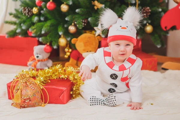 Bambino con costume pupazzo di neve con albero di Natale — Foto Stock