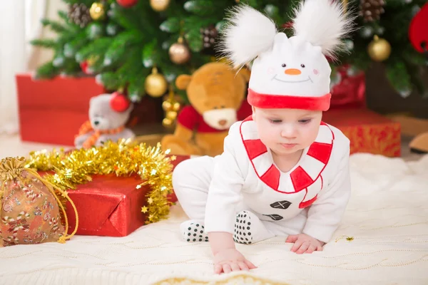 Baby met kostuum sneeuwpop met kerstboom — Stockfoto