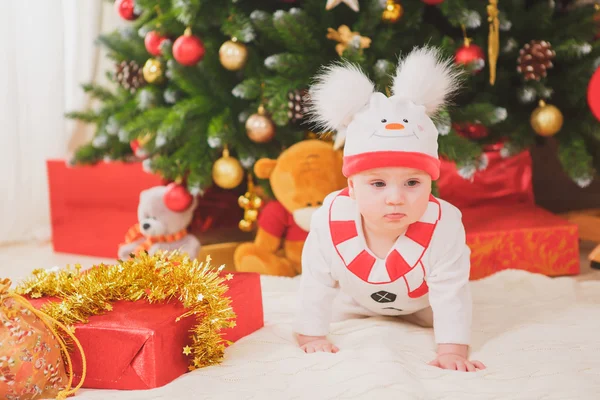 Baby mit Kostüm Schneemann mit Weihnachtsbaum — Stockfoto