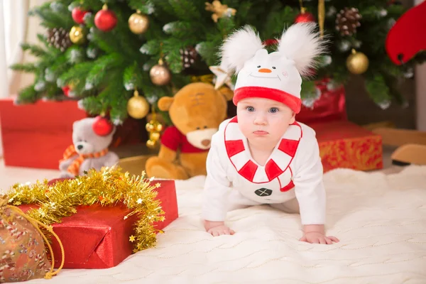 Bebé con traje muñeco de nieve con árbol de Navidad —  Fotos de Stock