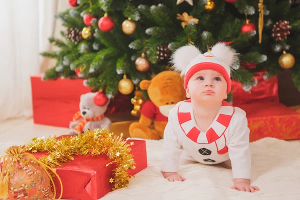 Bebé con traje muñeco de nieve con árbol de Navidad —  Fotos de Stock