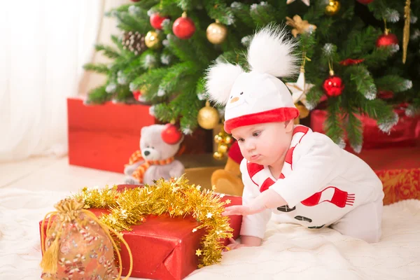 Bambino con costume pupazzo di neve con albero di Natale — Foto Stock