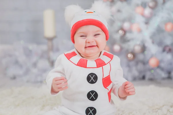 Niño en el traje del muñeco de nieve del árbol de Navidad blanco —  Fotos de Stock