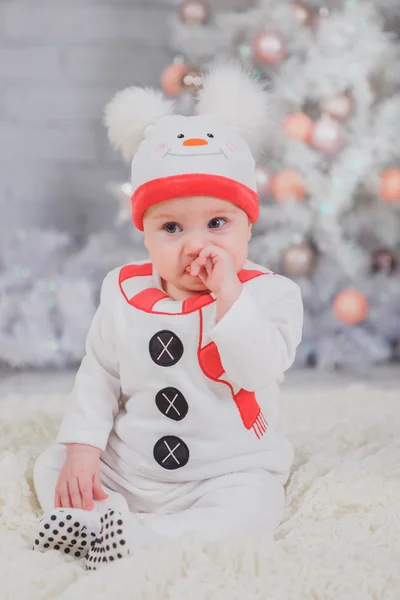 Gyerek, az a ruha, a fehér karácsony fa hóember — Stock Fotó