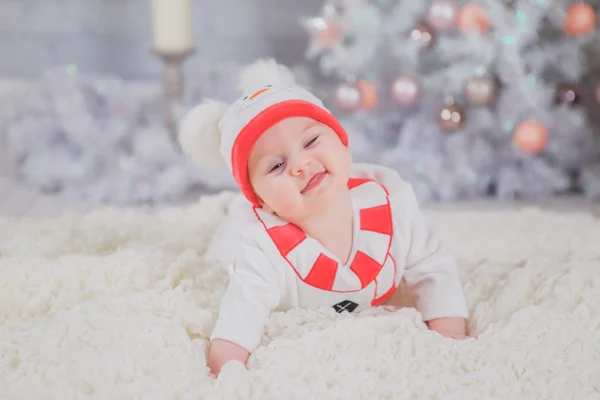 Niño en el traje del muñeco de nieve del árbol de Navidad blanco —  Fotos de Stock