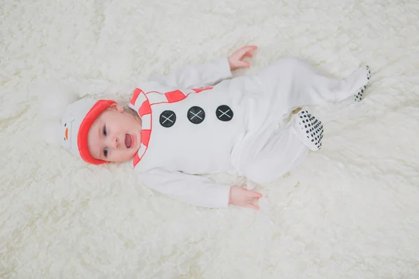 Dítě v kostým sněhulák z bílé vánoční stromeček — Stock fotografie