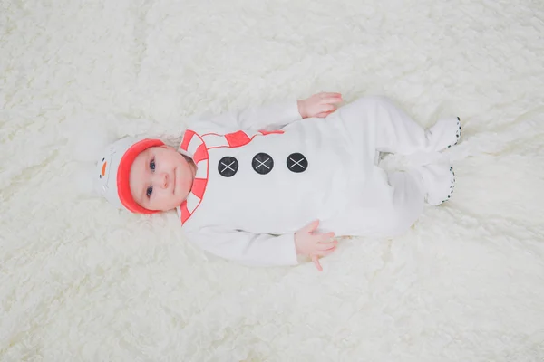Gyerek, az a ruha, a fehér karácsony fa hóember — Stock Fotó
