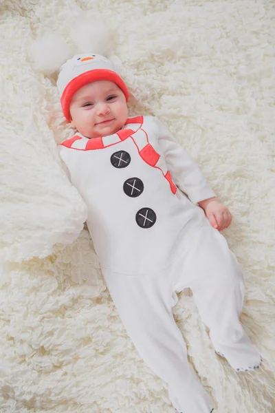 Ребенок в костюме снеговика с белой елки — стоковое фото