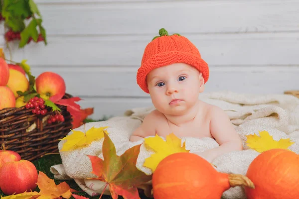 Bambino nel cesto con le zucche. autunno — Foto Stock