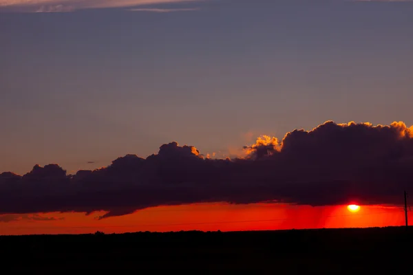 Coucher de soleil d'été lumineux. Soirée chaude — Photo