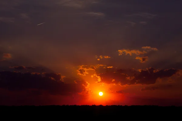 Pôr-do-sol de verão no campo. uma noite quente . — Fotografia de Stock