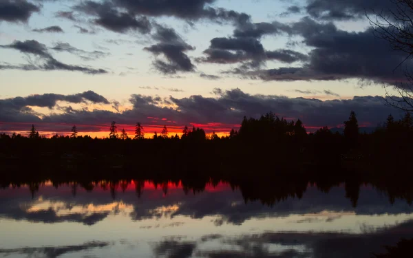 Pôr-do-sol à beira do lago — Fotografia de Stock