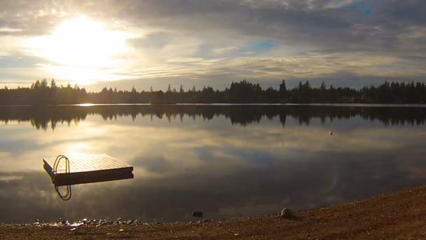 Sole brillante sul lago di montagna — Video Stock