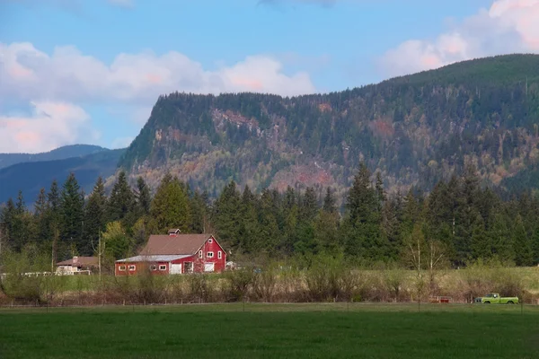 Red Barn and Mountain Range — Stock Photo, Image