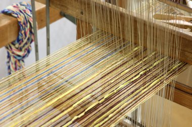 Tezgâh üzerinde renkli konu