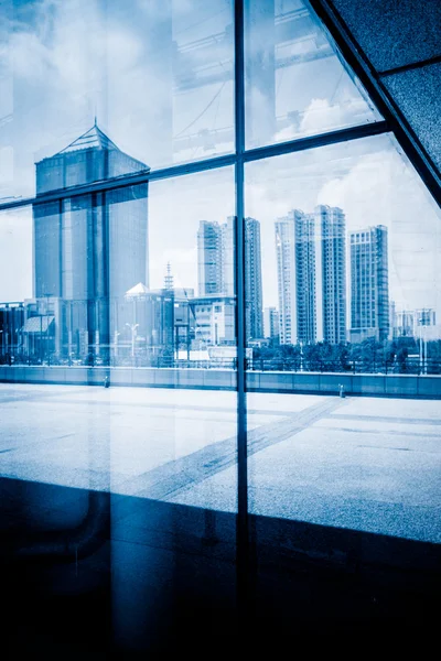 Reflectie van moderne kantoorgebouw — Stockfoto