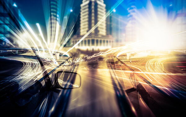 автомобиль по центру города
