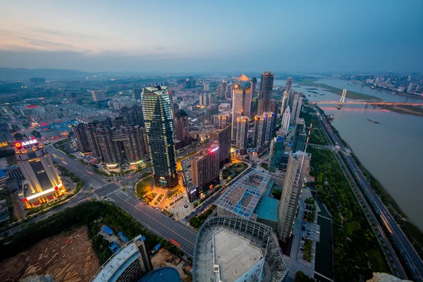 Vanuit de lucht uitzicht op de stad 's nachts — Stockfoto