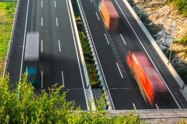 Camions de mouvement sur l'autoroute — Photo