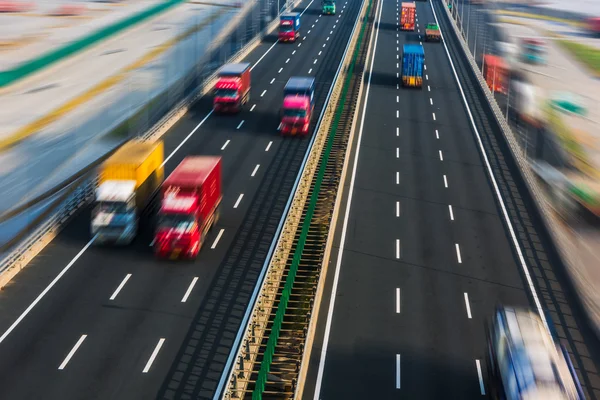 Движение грузовиков на автостраде — стоковое фото
