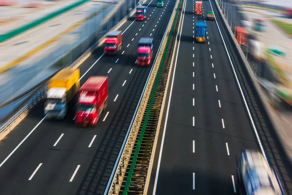 Caminhões de movimento na auto-estrada — Fotografia de Stock