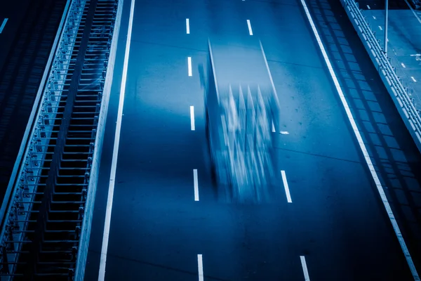 Caminhões de movimento na auto-estrada — Fotografia de Stock