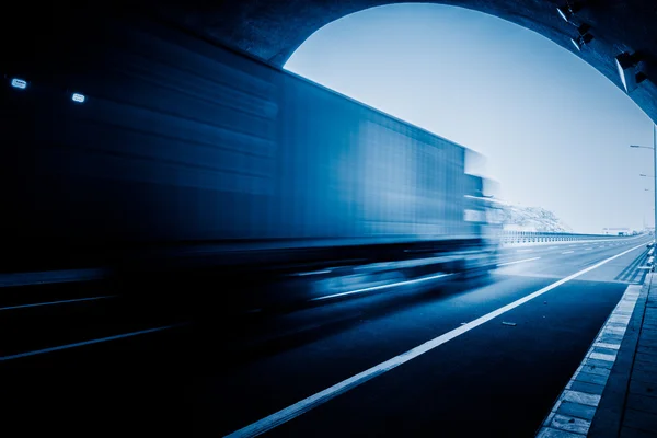 Camion movimento passare attraverso il tunnel — Foto Stock