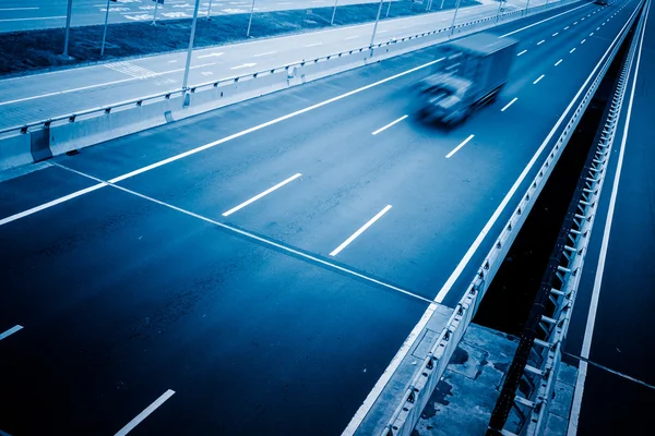 Vrachtwagen op weg — Stockfoto