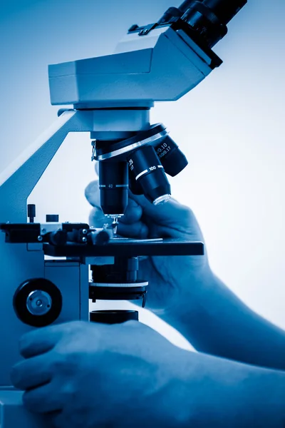 Робота з мікроскоп — стокове фото