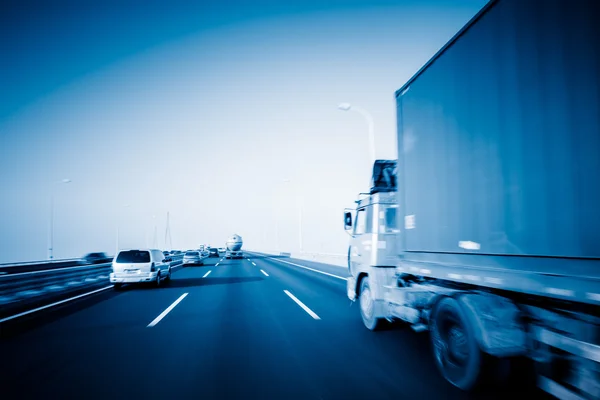 Motion lastbilar på motorvägen — Stockfoto