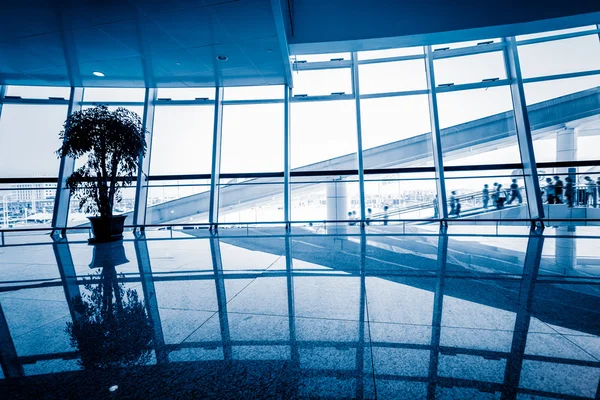 Edificio de oficinas tonificado azul — Foto de Stock