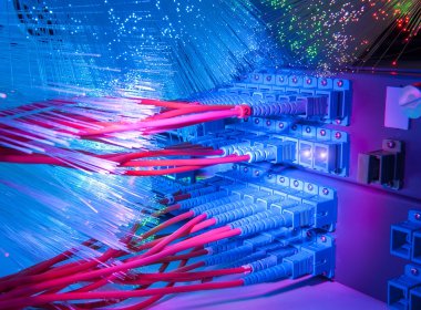 Fiber optik ekipmanlı teknoloji merkezi