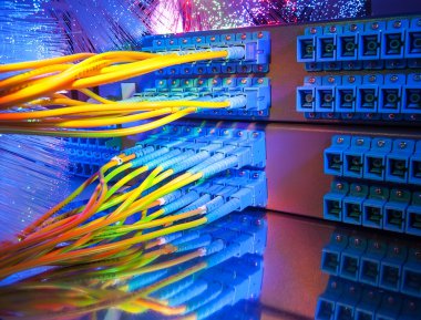 Fiber optik ekipmanlı teknoloji merkezi