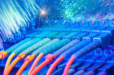 Fiber optik ekipmanlı teknoloji merkezi