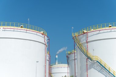 bir rafineri büyük sanayi petrol tankları