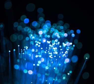 Optik fiber dinamik teknoloji arka planının derinliklerinden uçuyor.
