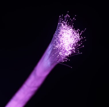 Optik fiber dinamik teknoloji arka planının derinliklerinden uçuyor.