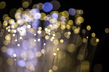 Optik fiber dinamik teknoloji arka planının derinliklerinden uçuyor.