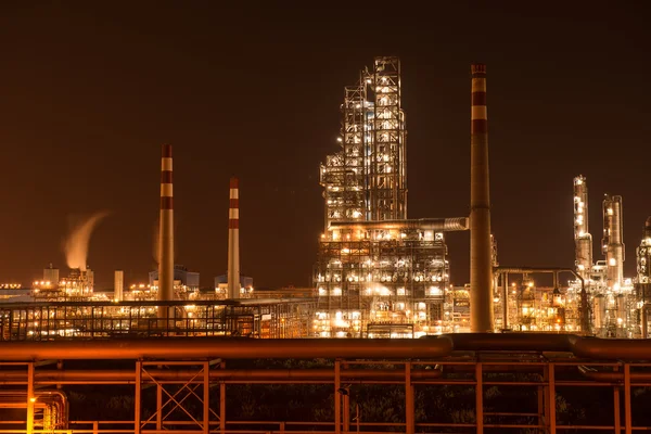 Industriële Raffinaderij Met Industriële Ketel Nachts — Stockfoto