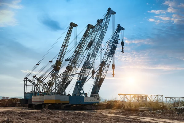 Máquina cargadora de excavadoras durante trabajos de movimiento de tierras al aire libre — Foto de Stock