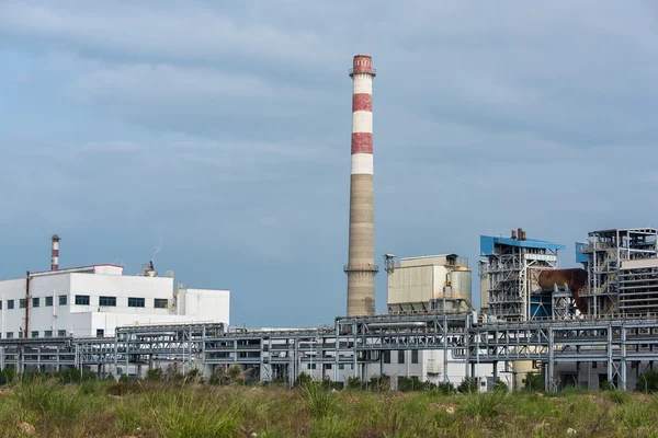 Gasverarbeitungsfabrik. Landschaft mit Gas- und Ölindustrie — Stockfoto