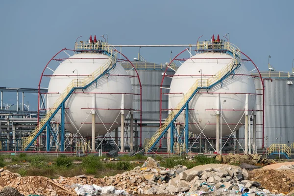 Grandes tanques de aceite industrial en una refinería —  Fotos de Stock