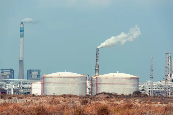 Gas processing factory. landscape with gas and oil industry — Stock Photo, Image