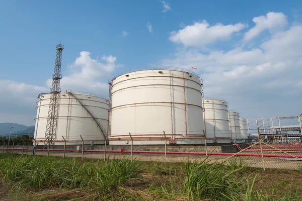 Fábrica de procesamiento de gas. paisaje con la industria del gas y el petróleo — Foto de Stock