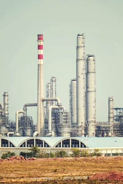 Fabbrica di trasformazione del gas. paesaggio con industria del gas e del petrolio — Foto Stock