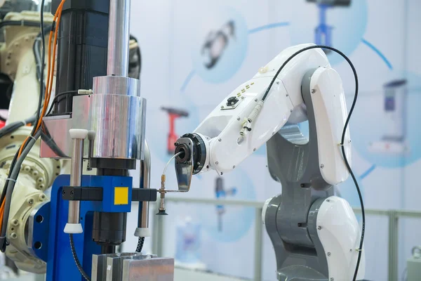 Ρομποτικό χέρι εργαλείο μηχάνημα στο εργοστάσιο βιομηχανική κατασκευή — Φωτογραφία Αρχείου