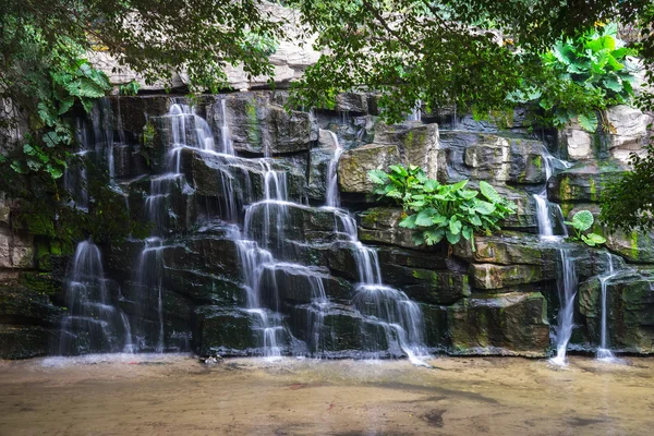 Hermosa Cascada Jardín — Foto de Stock